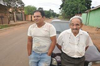 Eurídes e Raimundo Govea esperam somente a calçada, depois de ver promessa cumprida três décadas depois (Foto: Marcelo Calazans)