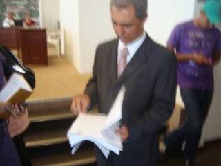 Vereador afastado chegou à Câmara com documentos e prometendo revelações sobre políticos. (Foto: Cido Costa)