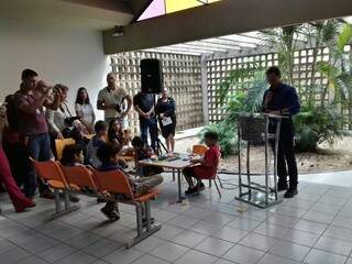 O prefeito Marquinhos Trad, nesta quarta-feira, durante inauguração de consultório de odontologia infantil (Foto: Mayara Bueno) especializada