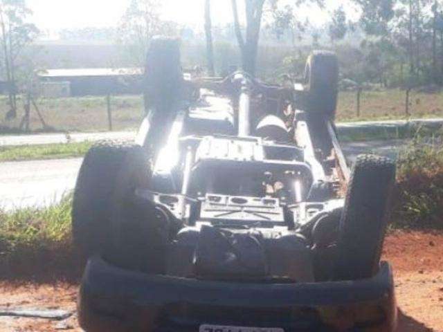 Camionete &eacute; atingida por &ocirc;nibus, capota e duas pessoas ficam feridas na MS-134