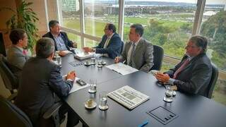 Secretário Marcelo Migliolli (na ponta da mesa lado direito) foi acompanhado dos deputados Vander Loubet ( no centro - lado direito) e Zeca do PT (na direita). (Foto: Divulgação)