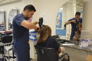 De segunda a sexta-feira, corte de cabelo é de graça para homens e mulheres. (Foto: Thailla Torres) 