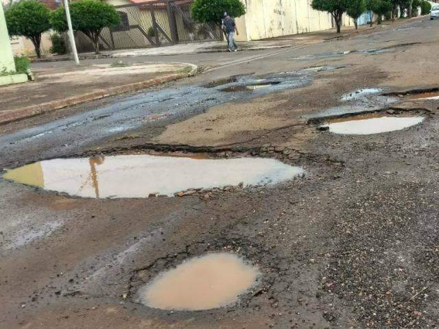 Rua tomada por buracos complica tr&acirc;nsito de ve&iacute;culos na Santo Eug&ecirc;nio