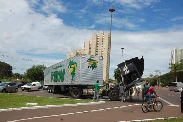 Carreta quebra na frente do Shopping e bloqueia retorno