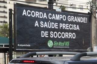Outdoor da campanha do Sindicato dos Médicos de Mato Grosso do Sul na disputa com a prefeitura por reajuste salarial (Foto: Marcos Ermínio)