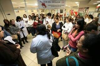 Os enfermeiros deram indicativo de greve, após reunião (Foto: Marcelo Victor)