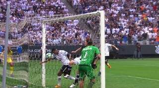 A imagem não deixa dúvida quanto a irregularidade no gol do corintiano Jô na vitória por 1 a 0 diante do Vasco