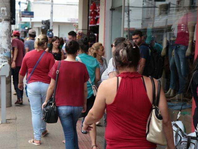 Shopping e lojas abrem normalmente, mas &oacute;rg&atilde;os p&uacute;blicos fecham