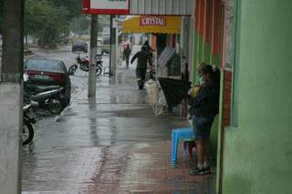 Em Coxim, a chuva é moderada, mas não causa estragos. (Foto: Edição de Notícias)