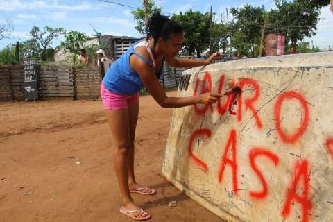 Expulsos de favela, moradores pagam própria mudança para “brejo”