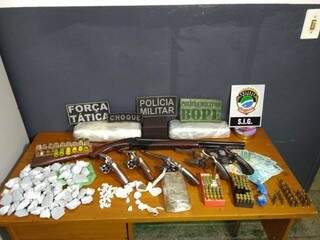Drogas, armas, munições e notas de dinheiro apreendidas durante operação (Foto: Divulgação)