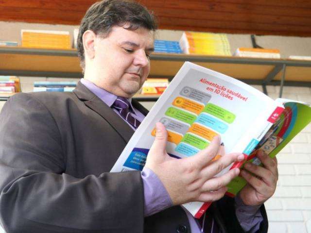 Vereador convoca mutir&atilde;o para ca&ccedil;ar &quot;doutrina&ccedil;&atilde;o&quot; em 200 livros escolares
