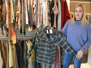 Rosa Maria, gerente de loja, diz que qualquer peça é vendida a R$ 70, inclusive as de inverno (Foto: Minamar Júnior)