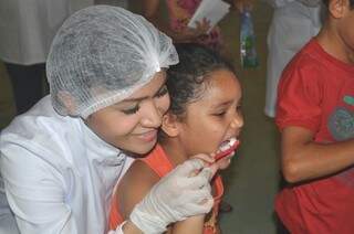 Crianças recebem orientação de odontólogos sobre escovação e saúde bucal. (Foto: Marcelo Calazans)