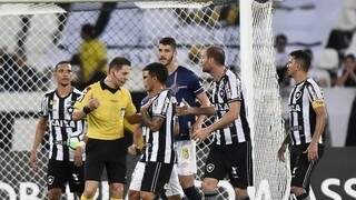 Jogadores do Botafogo reclamam de gol anulado contra Santos (Foto: André Durão)