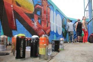 O workshop de grafite coloriu as paredes da escola. (Foto: Marcos Ermínio)
