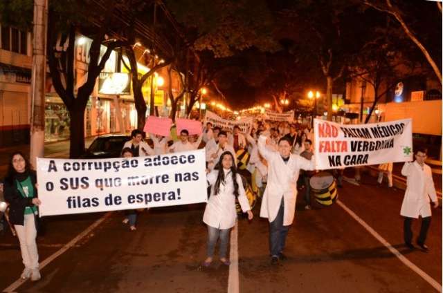 Insatisfeitos, m&eacute;dicos protestam nas ruas de Dourados