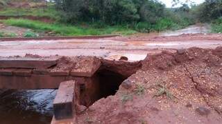 Em Itaquiraí, choveu 178 milímetros em 72 horas e prejudicou a cabeceira de ponte que foi recém revitalizada. (Foto: Divulgação)