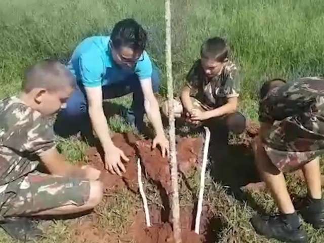 Dia da &Aacute;gua: crian&ccedil;as plantam mudas em torno da Lagoa Itatiaia