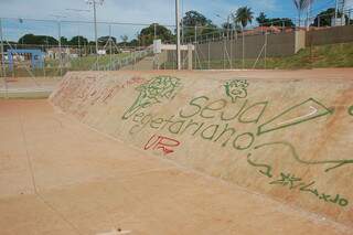 Pistas de skate, mesmo antes da inauguração da obra, já estão pichadas com apologia às drogas. (Foto: Simão Nogueira)
