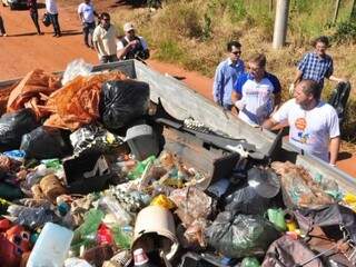 Vereadores iniciaram mutirão pelo bairro Noroeste na última quarta, quando uma tonelada de lixo foi recolhida. (Foto: João Garrigó)
