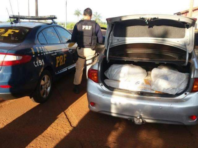 Jovem &eacute; preso com 320 kg de maconha em carro furtado na BR-163