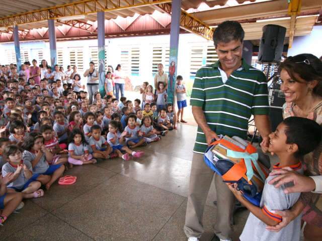  Prefeito entrega mais kits escolares em Campo Grande