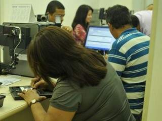 Atendimento em posto de identificação, nesta segunda; a partir de hoje, quem solicitar o RG vai retirar em 10 dias úteis; prazo cai pela metade em julho (Foto: Alcides Neto)