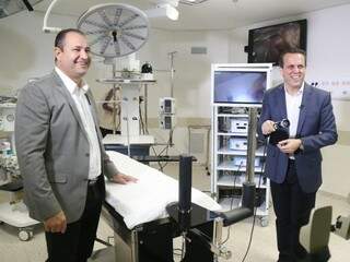 Flávio Stival e Ricardo Ayache apresentam a sala cirúrgica equipada para telemedicina. (Foto: Fernando Antunes)