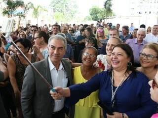 Reinaldo Azambuja ao chegar no Hospital do Trauma nesta manhã; governador parou para tirar selfies com público (Foto: Saul Schramm)