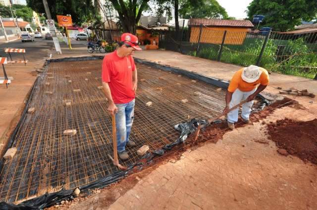 Cratera na Chaad Scaff recebe concreto, ap&oacute;s abrir pela 2&ordf; vez 
