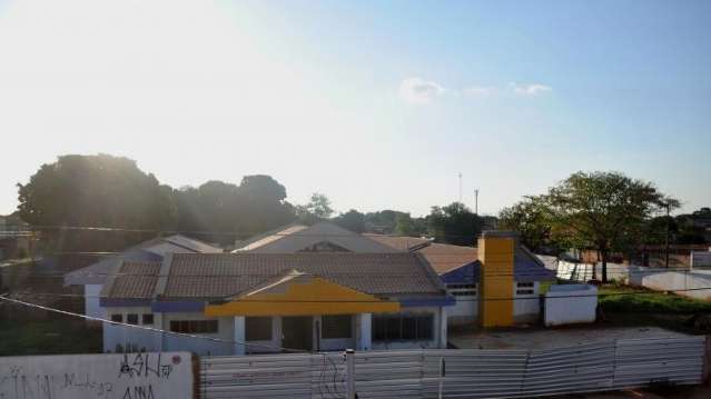 Mato toma conta de obra de creche e fam&iacute;lias sofrem com filhos em casa
