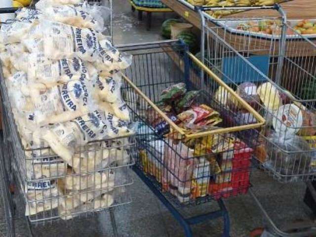 Dois supermercados da mesma rede s&atilde;o autuados por vender produtos vencidos