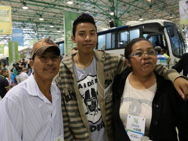 Juntos h&aacute; 23 anos, casal oficializa uni&atilde;o durante a Caravana da Sa&uacute;de