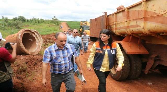 Rose visita &aacute;reas atingidas pela chuva e autoriza recapeamento no interior