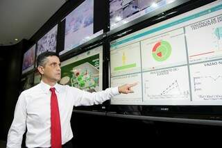 Diretor-presidente da águas Guariroba, José João Fonseca mostra evolução da rede de esgoto da Capital. (Foto:Divulgação) 