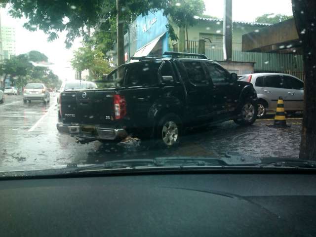 Leitor flagra camionete estacionada sobre a cal&ccedil;ada no Centro