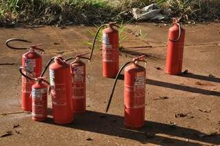 Treze extintores foram usados no combate ao fogo (Foto: Marcelo Calazans)
