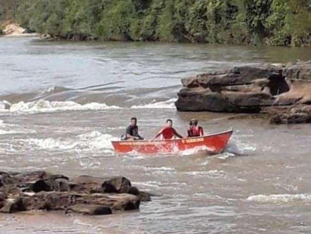 Mergulhadores buscam por adolescente que sumiu em cachoeira