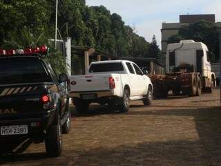 Veículos apreendidos chegam nesta manhã à sede da Polícia Federal (Foto: André Bittar)