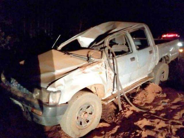 Quatro pessoas ficam feridas ap&oacute;s camionete capotar na rodovia MS-320