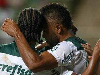 Borja e Keno comemorando assistência que resultou em um dos gols do verdão, na partida. (Foto:Cesar Greco/Ag Palmeiras/Divulgação)