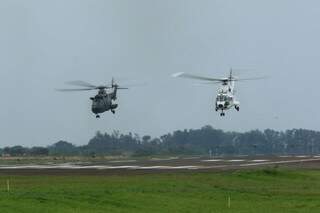 Helicópteros da comitiva presidencial seguem para Miranda. (Foto: André Bittar)