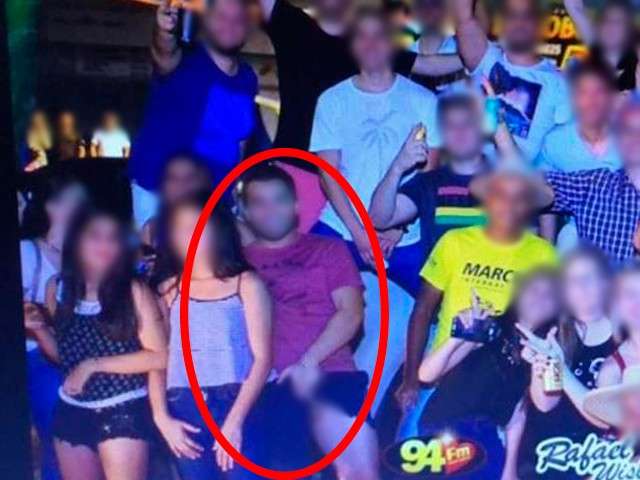 Eleitor festeja vit&oacute;ria com ato obsceno perto de adolescentes e foto viraliza