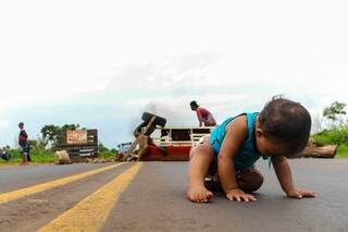 Protesto engatinhado - bebê sozinho toma asfalto da BR. (Foto: Marcos Ermínio)