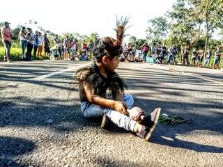 Menino em dia de protesto na BR-262. (Foto: Dionedson Terena)