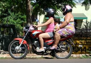 Moto tem três pessoas e criança sem capacete. (Foto: Marcos Ermínio)