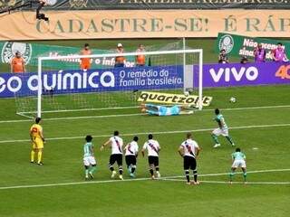 O segundo gol de Borja veio depois de cobrança de pênalti. (Foto:GE) 