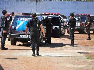 Foto mostra o momento em que os presos chegaram a DERF em Campo Grande. 