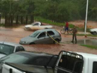 Na Ricardo Brandão, carro é levado por enchente. (Foto: Mega 94)